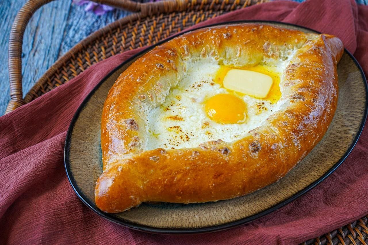 Khachapuri adjaruli